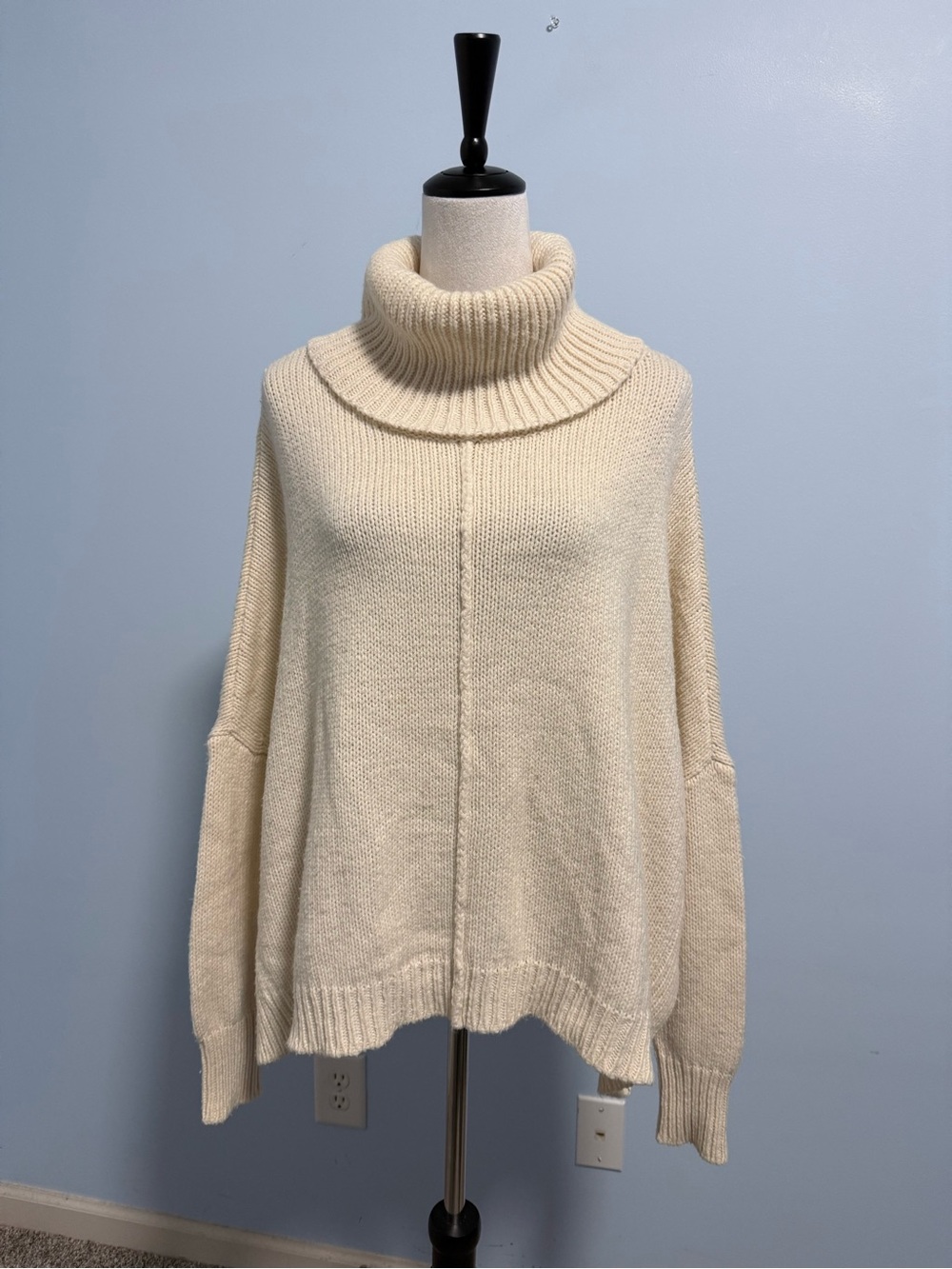 Alice + Olivia Ivory Wool Blend Oversized Turtleneck Sweater Size M/L
